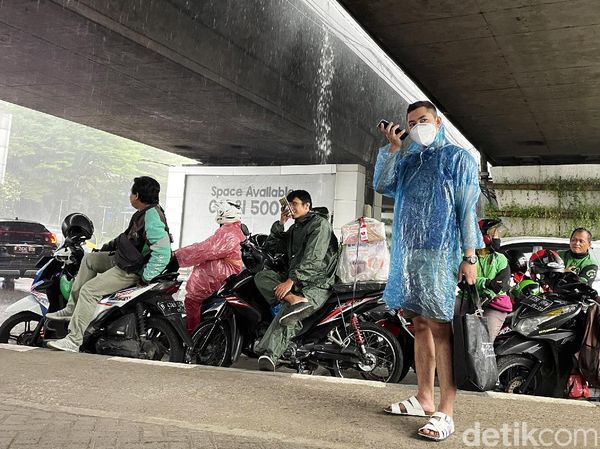 Hujan Lebat, Pemotor Ramai-ramai Berteduh di Kolong Jembatan
