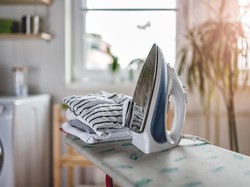 Stop! Jangan Setrika Baju Gelap Sembarangan, Ini Cara Anti Kilap & Gosong