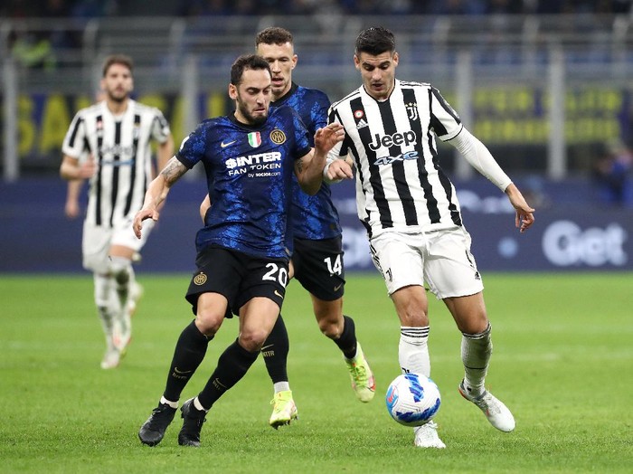 MILAN, ITALY - OCTOBER 24: Alvaro Morata of Juventus battles for possession with Hakan Calhanoglu of FC Internazionale during the Serie A match between FC Internazionale and Juventus at Stadio Giuseppe Meazza on October 24, 2021 in Milan, Italy. (Photo by Marco Luzzani/Getty Images)