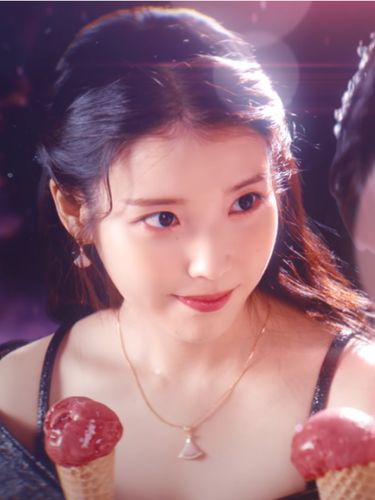Fashion IU dalam music video Strawberry Moon