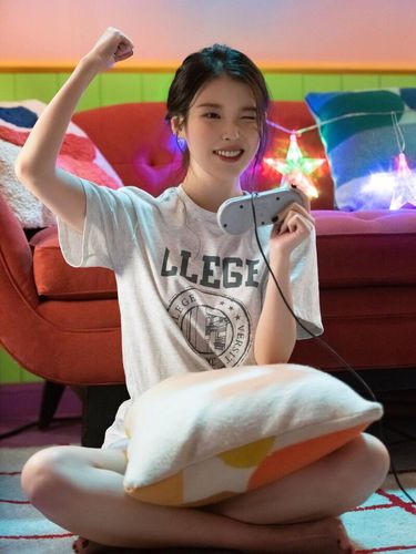 Fashion IU dalam music video Strawberry Moon