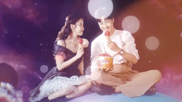 Fashion IU dalam music video Strawberry Moon