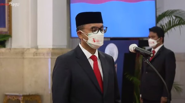 Ivan Yustiavandana Resmi Menjabat Kepala PPATK Ivan Yustiavandana membacakan sumpah jabatan di depan Presiden Joko Widodo (Jokowi) di Istana Negara. Dengan begitu, Ivan resmi menjabat sebagai Kepala Pusat Pelaporan dan Analisi Transaksi Keuangan (PPATK).