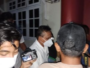 Kadishub Aceh Enggan Berkomentar Usai 10 Jam Diperiksa KPK Kadishub Aceh Enggan Berkomentar Usai 10 Jam Diperiksa KPK