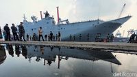 Kapal Perang Terbesar Australia TIba di Jakarta