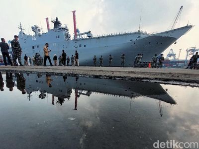 Kapal Perang Terbesar Australia TIba di Jakarta