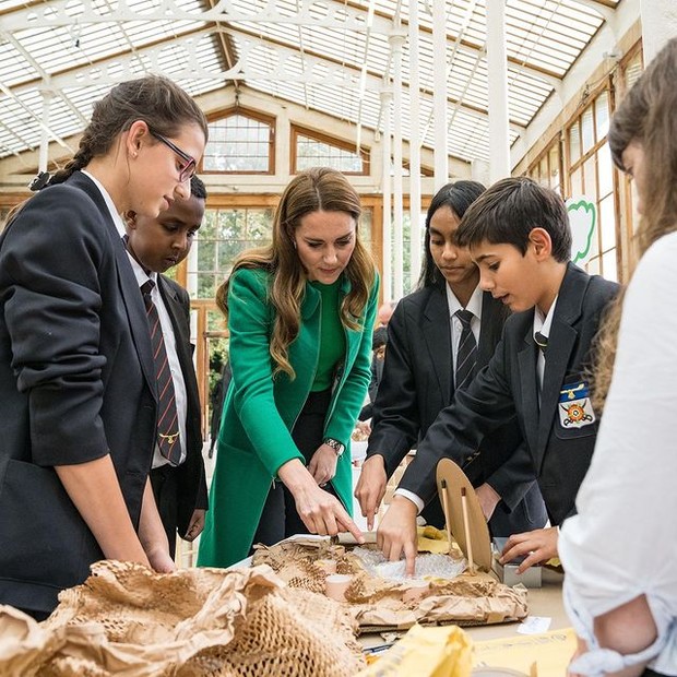 Kate Middleton Saat Mengunjungi Sebuah Sekolah