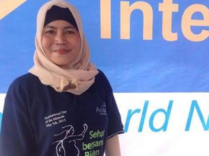 Ketua DPD Puji Pengabdian Bidan Eros Bantu Persalinan di Baduy