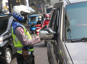 Kisah Aiptu Parman Putari Sleman Cari HP Warga Ketinggalan di Taksi Online Kisah Aiptu Parman Putari Sleman Cari HP Warga Ketinggalan di Taksi Online