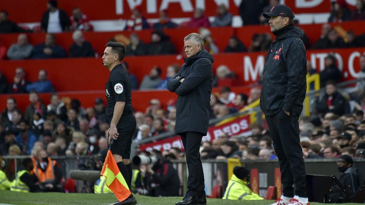 Juergen Klopp mengirim simpati kepada Ole Gunnar Solskjaer usai Liverpool mempermalukan Man United 5-0 di Old Trafford.Foto: AP/Rui Vieira