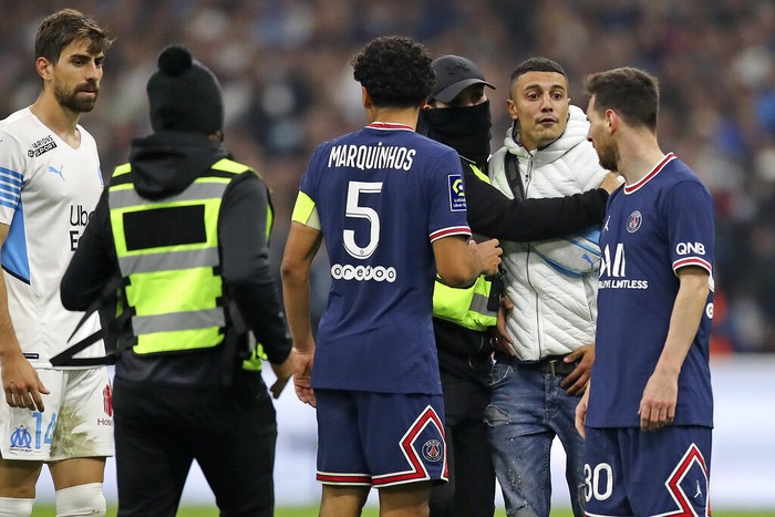 Lionel Messi dan penyusup lapangan di laga Marseille vs Paris Saint-Germain, Minggu 24 Oktober 2021.