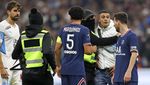 Foto Messi Dikejar Suporter yang Terobos Masuk Lapangan