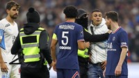 Insiden ini adalah salah satu dari rangkaian kejadian yang melibatkan suporter di tengah panasnya laga Marseille Vs PSG. (Foto: AP/Daniel Cole)