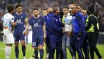 Foto Messi Dikejar Suporter yang Terobos Masuk Lapangan
