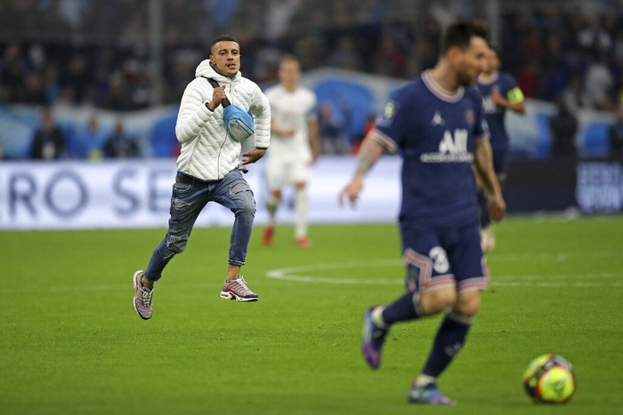 Lionel Messi dan penyusup lapangan di laga Marseille vs Paris Saint-Germain, Minggu 24 Oktober 2021.