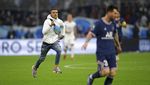 Foto Messi Dikejar Suporter yang Terobos Masuk Lapangan