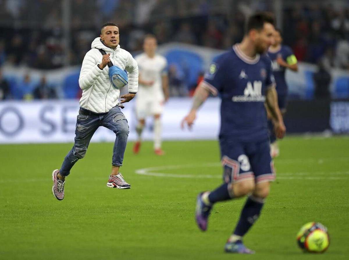 Ada penonton yang kejar Lionel Messi di laga Le Classique akhir pekan lalu. (Foto: Daniel Cole/AP)