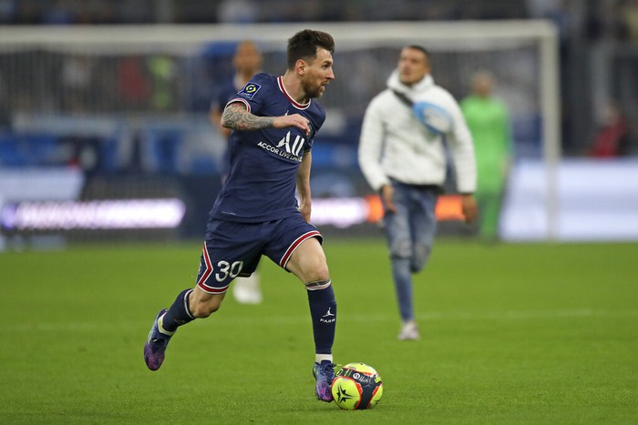 Lionel Messi dan penyusup lapangan di laga Marseille vs Paris Saint-Germain, Minggu 24 Oktober 2021.