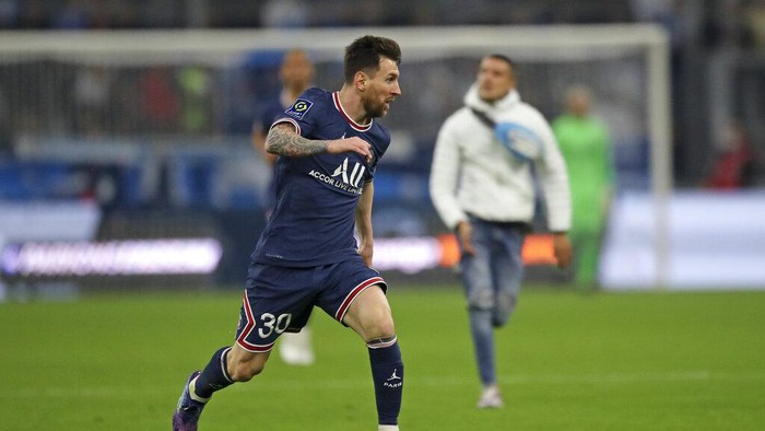 Lionel Messi dan penyusup lapangan di laga Marseille vs Paris Saint-Germain, Minggu 24 Oktober 2021.