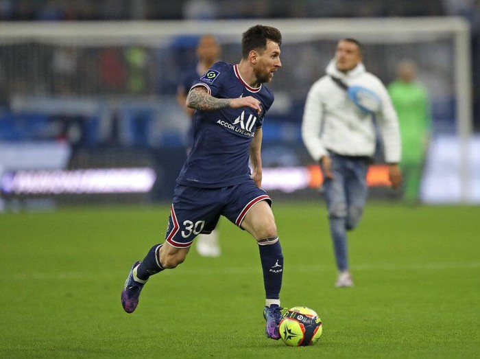 Lionel Messi dan penyusup lapangan di laga Marseille vs Paris Saint-Germain, Minggu 24 Oktober 2021.