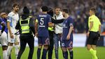 Foto Messi Dikejar Suporter yang Terobos Masuk Lapangan