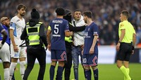 Suporter itu diduga sebagai fans Marseille. (Foto: AP/Daniel Cole)