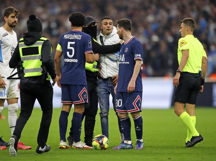 Lionel Messi dan penyusup lapangan di laga Marseille vs Paris Saint-Germain, Minggu 24 Oktober 2021.