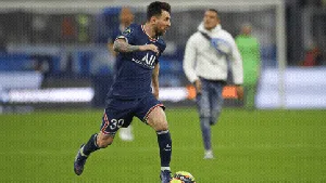 Foto Messi Dikejar Suporter yang Terobos Masuk Lapangan