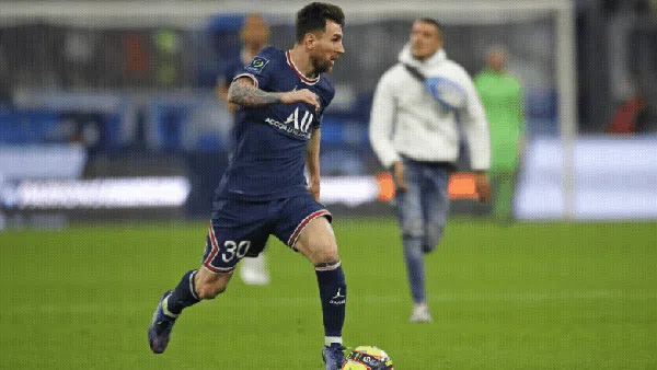 Foto Messi Dikejar Suporter yang Terobos Masuk Lapangan