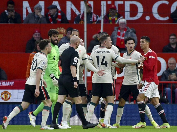 Liverpool berpesta gol di markas Manchester United di pekan kesembilan Premier League. The Reds menang telak dengan skor 5-0.