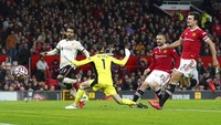 Si Raja Mesir mencetak gol ketiganya ke gawang Manchester United lima menit babak kedua berjalan. Pemain 29 tahun itu memaksimalkan umpan terobosan Jordan Henderson, sebelum menembak bola di kotak penalti. Martin Rickett/PA via AP.