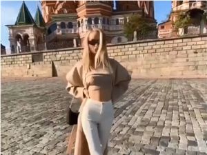 Model Minta Maaf Usai Dapat Ancaman karena Pamer Payudara di Depan Gereja Model Minta Maaf Usai Dapat Ancaman karena Pamer Payudara di Depan Gereja