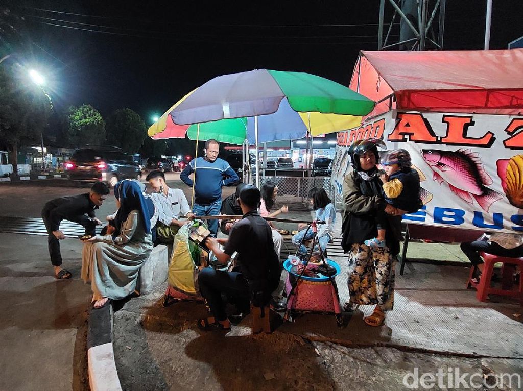 Mangkal di Pinggir Jalan, Tahu Gejrot di Bandung Ini Laris Manis