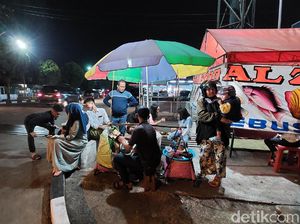 Mangkal di Pinggir Jalan, Tahu Gejrot di Bandung Ini Laris Manis Mangkal di Pinggir Jalan, Tahu Gejrot di Bandung Ini Laris Manis