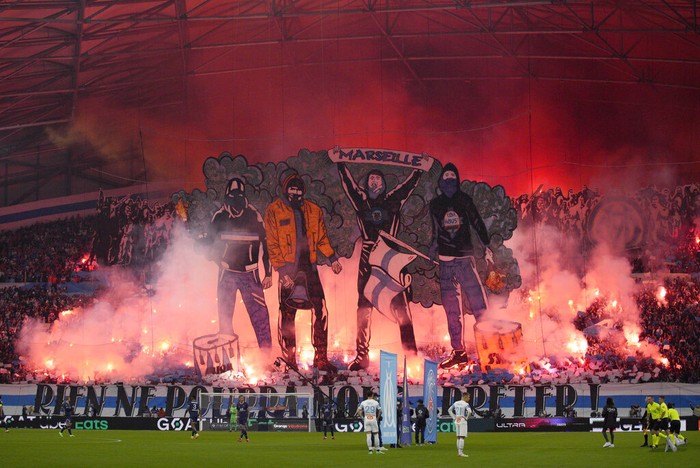 Marseille vs PSG Marseille fans hold flares as they fill the stands during the French League One soccer match between Marseille and Paris Saint-Germain in Marseille, France, Sunday, Oct. 24, 2021. (AP Photo/Daniel Cole)