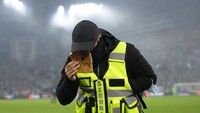 Suporter Marseille juga melemparkan beraneka ragam benda ke lapangan. (Foto: AP/Daniel Cole)