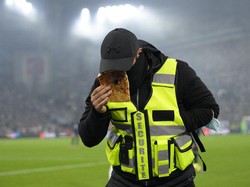 Suporter Marseille juga melemparkan beraneka ragam benda ke lapangan. (Foto: AP/Daniel Cole)