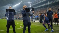 Tak sampai dua pekan sebelumnya, Neymar juga mendapat perlakuan serupa dari suporter Marseille. Ia pun dilindungi tameng hanya untuk sekadar mengambil tendangan sudut. Foto: AP/Daniel Cole