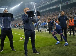 Neymar pun sampai dapat perlindungan lewati sejumlah perisai yang disiagakan di sekitarnya. (Foto: AP/Daniel Cole)