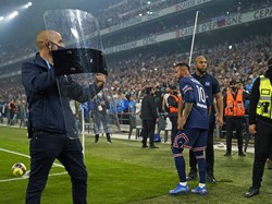 Barang-barang yang dilemparkan suporter Marseille antara lain ditujukan ke pemain PSG saat hendak mengambil tendangan penjuru. (Foto: AP/Daniel Cole)