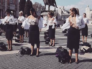 Aksi Pramugari Alitalia Demo Merger Sambil Buka Baju Aksi Pramugari Alitalia Demo Merger Sambil Buka Baju