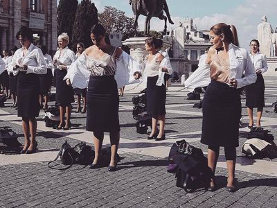Aksi Pramugari Alitalia Demo Merger Sambil Buka Baju