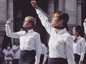 Demo Ex Pramugari Maskapai Alitalia-Pantai Bikini Arab Saudi