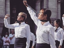 Demo Ex Pramugari Maskapai Alitalia-Pantai Bikini Arab Saudi