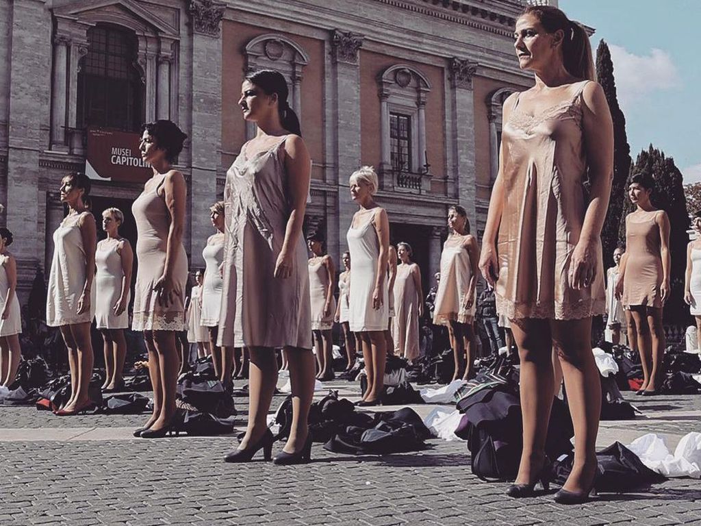 Bukan Cuma Merger, Ini Alasan Sesungguhnya Pramugari Italia Demo Buka Baju