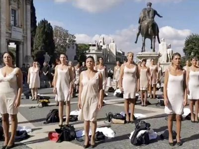 Maskapai Bangkrut, Pramugari Alitalia Demo Buka Baju
