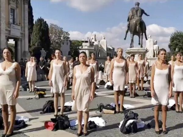 Maskapai Bangkrut, Pramugari Alitalia Demo Buka Baju