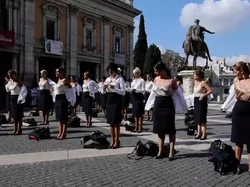 Pramugari Demo Sambil Buka Baju-Pantai Bikini Arab Saudi Bikin Geger