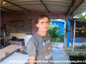 Potret Bule Swiss Jualan Ikan di Perkampungan, Jago Berbahasa Sunda Potret Bule Swiss Jualan Ikan di Perkampungan, Jago Berbahasa Sunda