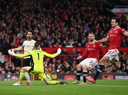 Pertahanan Komedi Maguire dan Shaw Saat MU Dipermalukan Liverpool
